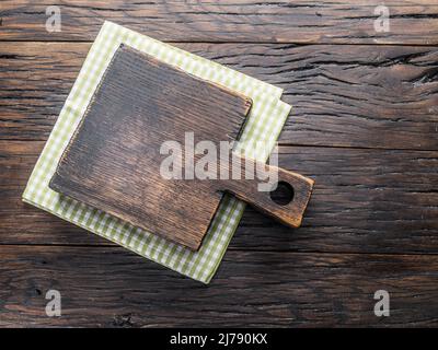 Piano di taglio vuoto su tavola di legno. Vista dall'alto. Spazio di copia e spazio vuoto per il tuo disegno di cibo. Foto Stock