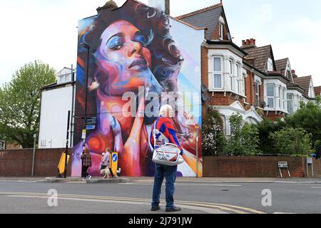 Una vista generale di un fan del Crystal Palace che si erge di fronte al murale dipinto dall'artista Cenz. Foto Stock