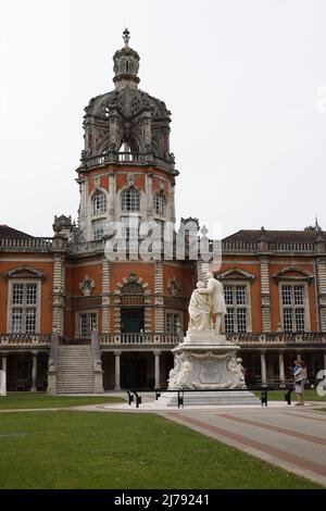 Royal Holloway, University of London (RHUL), è stato formalmente incorporato come Royal Holloway e Bedford New College, Egham Foto Stock