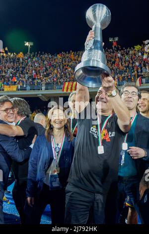 Stadio Via del Mare, Lecce, Italia, 06 maggio 2022, Il presidente Sticchi Damiani festeggia per la vittoria di campionato con la coppa negli Stati Uniti leccesi Foto Stock