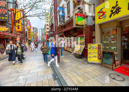 Yokohama, Giappone - 21 aprile 2017: Zona pedonale di Chinatown Street, con la gente cinese che indossa la maschera facciale. Foto Stock