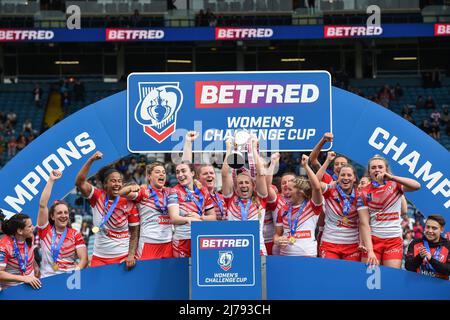 Leeds, Inghilterra - 7th maggio 2022 - Jodie Cunningham di St. Helens solleva la Challenge Cup. Woman's Rugby League Betfred Challenge Cup Final Leeds Rhinos vs St. Helens all'Elland Road Stadium, Leeds, UK Dean Williams Credit: Dean Williams/Alamy Live News Foto Stock