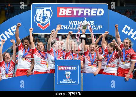 Leeds, Inghilterra - 7th maggio 2022 - Jodie Cunningham di St. Helens solleva la Challenge Cup. Woman's Rugby League Betfred Challenge Cup Final Leeds Rhinos vs St. Helens all'Elland Road Stadium, Leeds, UK Dean Williams Credit: Dean Williams/Alamy Live News Foto Stock