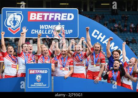 Leeds, Inghilterra - 7th maggio 2022 - Jodie Cunningham di St. Helens solleva la Challenge Cup. Woman's Rugby League Betfred Challenge Cup Final Leeds Rhinos vs St. Helens all'Elland Road Stadium, Leeds, UK Dean Williams Credit: Dean Williams/Alamy Live News Foto Stock