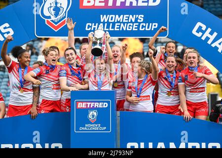 Jodie Cunningham di St. Helens solleva il trofeo in occasione della vittoria della finale della Coppa delle Donne Betfred Foto Stock