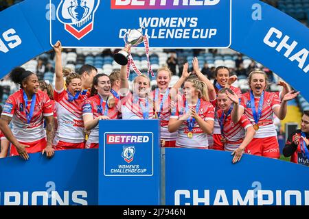 Jodie Cunningham di St. Helens solleva il trofeo in occasione della vittoria della finale della Betfred Women's Challenge Cup in , il 5/7/2022. (Foto di Craig Thomas/News Images/Sipa USA) Foto Stock