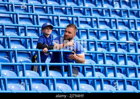 7th maggio 2022; Stamford Bridge, Chelsea, Londra, Inghilterra: Premier League football, Chelsea contro Wolverhampton Wanderers; i sostenitori di Chelsea prendono posto nella sezione di sicurezza prima di iniziare Foto Stock