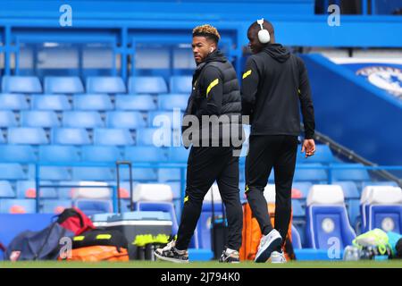 7th maggio 2022; Stamford Bridge, Chelsea, Londra, Inghilterra: Premier League football, Chelsea contro Wolverhampton Wanderers; Reece James di Chelsea ispeziona il campo prima di iniziare Foto Stock