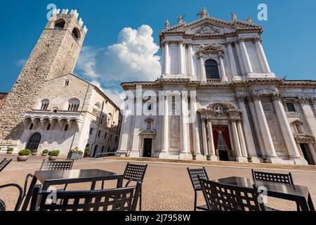 Brescia. Palazzo medievale di Broletto con l'antica torre (Torre del Popolo) e la Loggia delle grida. Cattedrale di Santa Maria Assunta, 1604-1825, Italia. Foto Stock