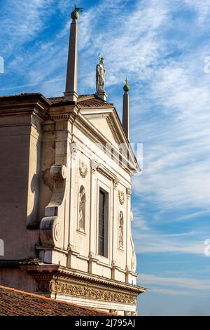 Brescia centro. Facciata dell'antica chiesa di Santa Giulia (santo martire religioso) in stile rinascimentale, 1593-1599. Lombardia, Italia, Europa. Foto Stock