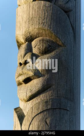 Un volto scolpito sullo Spirit of Lekwammen totem pole vicino al porto interno di Victoria, British Columbia, Canada. Foto Stock