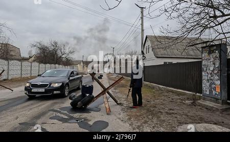 HORENKA, UCRAINA 07 marzo. Un membro delle forze di difesa territoriale si trova in un punto di controllo vicino al villaggio frontline di Horenka, a nord della capitale di Kyiv, mentre l'invasione russa dell'Ucraina continua il 07 marzo 2022 a Horenka, Ucraina. La Russia ha iniziato un'invasione militare dell'Ucraina dopo che il parlamento russo ha approvato i trattati con due regioni in distacco nell'Ucraina orientale. È il più grande conflitto militare in Europa dalla seconda guerra mondiale Foto Stock