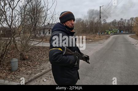 HORENKA, UCRAINA 07 marzo. Un membro delle forze di difesa territoriale è in piedi guardia vicino al villaggio frontline di Horenka, a nord della capitale di Kyiv, mentre l'invasione della Russia dell'Ucraina continua il 07 marzo 2022 a Horenka, Ucraina. La Russia ha iniziato un'invasione militare dell'Ucraina dopo che il parlamento russo ha approvato i trattati con due regioni in distacco nell'Ucraina orientale. È il più grande conflitto militare in Europa dalla seconda guerra mondiale Foto Stock