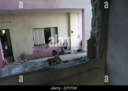 Un bambino guarda fuori dalla finestra della sua casa parallela alla casa del palestinese Omar Jaradat, Che ha effettuato un attacco di tiro contro un colono nell'insediamento ebraico di Homesh, dopo che l'esercito israeliano ha demolito la casa, nel villaggio di al-Saila al-Harithiya vicino a Jenin nella Cisgiordania occupata. Foto Stock