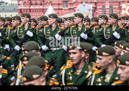 Mosca, Russia. 7th maggio 2022. I militari partecipano a una prova della sfilata della Giornata della Vittoria a Mosca, Russia, 7 maggio 2022. Credit: Bai Xueqi/Xinhua/Alamy Live News Foto Stock