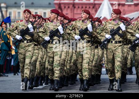 Mosca, Russia. 7th maggio 2022. I militari partecipano a una prova della sfilata della Giornata della Vittoria a Mosca, Russia, 7 maggio 2022. Credit: Bai Xueqi/Xinhua/Alamy Live News Foto Stock