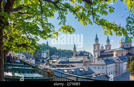 Salisburgo: StieglKeller (Stiegl-Keller) birreria all'aperto, Stiftskirche San Pietro (Collegiata di San Pietro), Franziskanerkirche (Chiesa francescana), S. Foto Stock