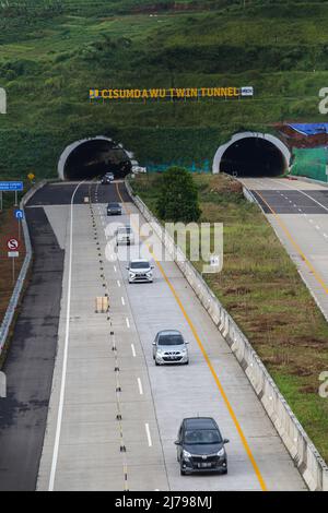 I veicoli attraversano la strada a pedaggio di Cileunyi-Sumedang-Dawuan (Cisumdawu) a Sumedang. Migliaia di persone, che hanno lasciato Giacarta e Bandung per celebrare Eid al-Fitr con i loro cari nelle loro case di villaggio, hanno iniziato a tornare nella capitale dopo aver goduto le loro vacanze. Foto Stock