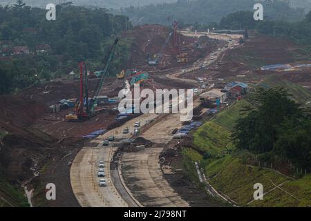 I veicoli attraversano la strada a pedaggio di Cileunyi-Sumedang-Dawuan (Cisumdawu) a Sumedang. Migliaia di persone, che hanno lasciato Giacarta e Bandung per celebrare Eid al-Fitr con i loro cari nelle loro case di villaggio, hanno iniziato a tornare nella capitale dopo aver goduto le loro vacanze. Foto Stock