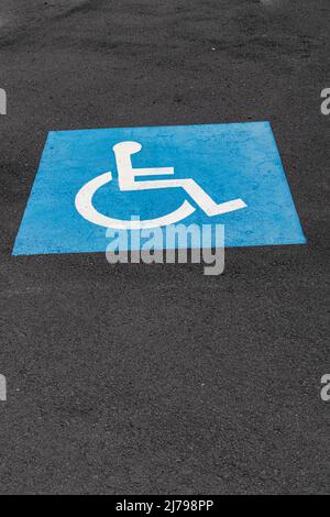 Parcheggio disabili blu/bianco, segno dipinto sulla superficie di asfalto Foto Stock