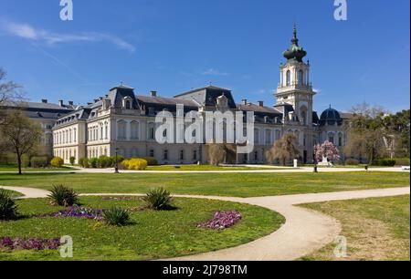 Palazzo barocco di Festetics al centro del suo magnifico parco a Keszthely, sul lago Balaton, Ungheria Foto Stock