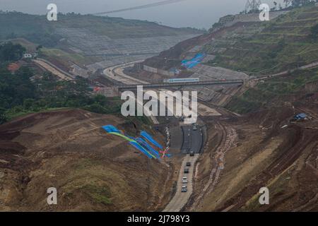 I veicoli attraversano la strada a pedaggio di Cileunyi-Sumedang-Dawuan (Cisumdawu) a Sumedang. Migliaia di persone, che hanno lasciato Giacarta e Bandung per celebrare Eid al-Fitr con i loro cari nelle loro case di villaggio, hanno iniziato a tornare nella capitale dopo aver goduto le loro vacanze. (Foto di Algi Fabbri Sugita / SOPA Images/Sipa USA) Foto Stock