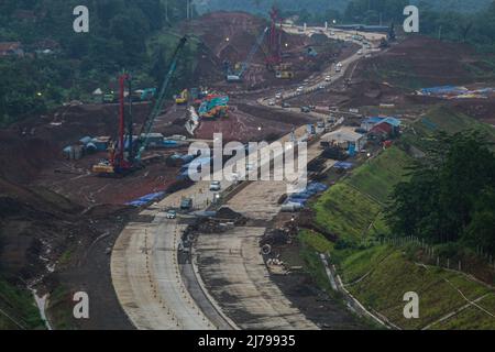 I veicoli attraversano la strada a pedaggio di Cileunyi-Sumedang-Dawuan (Cisumdawu) a Sumedang. Migliaia di persone, che hanno lasciato Giacarta e Bandung per celebrare Eid al-Fitr con i loro cari nelle loro case di villaggio, hanno iniziato a tornare nella capitale dopo aver goduto le loro vacanze. (Foto di Algi Fabbri Sugita / SOPA Images/Sipa USA) Foto Stock