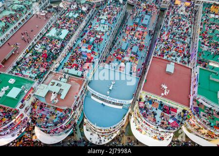 7 maggio 2022, Barishal, Barishal, Bangladesh: I cittadini del Bangladesh tornano a Dhaka dopo la celebrazione di Eid-al-Fitr nella loro città natale, dal terminal dei traghetti di Barishal, uno dei porti più trafficati del Bangladesh, il 07 maggio 2022. Dopo aver goduto di lunghe vacanze di 6 giorni, la gente si riunisce al piano superiore di ogni traghetto che inizierà il viaggio di sera verso il Dhaka captial. Così tante persone non hanno potuto organizzare per comprare un biglietto di cabina in questi traghetti come per quello hanno dovuto riunirsi all'ultimo piano di questi traghetti. I musulmani di tutto il mondo celebrano Eid al-Fitr, il festival di tre giorni al Th Foto Stock