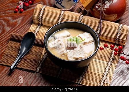 Zuppa di miso di pesce in una ciotola con bacchette isolate sulla vista laterale del cibo di taiwan Foto Stock