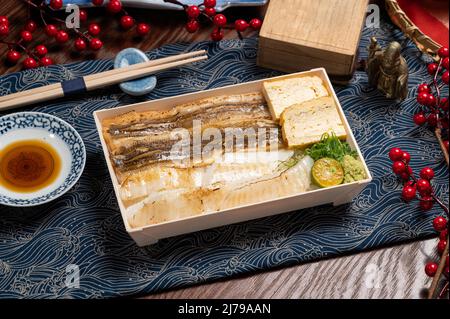 Anguilla stella pesce ciotola in un piatto con bacchette isolato sul lato opaco vista del cibo di taiwan Foto Stock