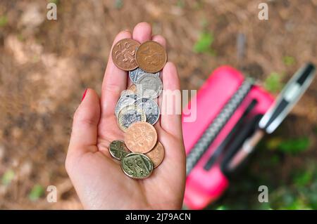 Recinzioni internazionali ucraine passaporto e borsa di viaggio rosa di rifugiato Foto Stock