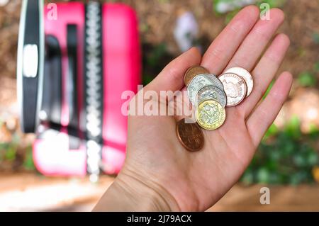 Recinzioni internazionali ucraine passaporto e borsa di viaggio rosa di rifugiato Foto Stock