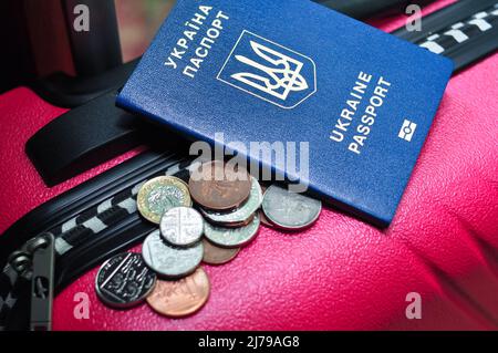 Recinzioni internazionali ucraine passaporto e borsa di viaggio rosa di rifugiato Foto Stock