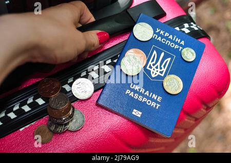 Recinzioni internazionali ucraine passaporto e borsa di viaggio rosa di rifugiato Foto Stock