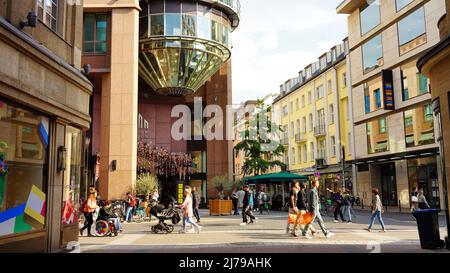 Schadowstraße a Düsseldorf, una delle vie commerciali più trafficate e frequentate della Germania. Foto Stock