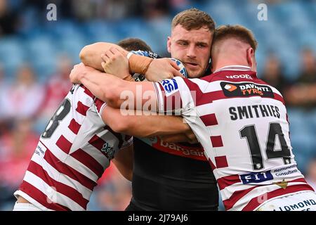 Matty Lees (10) di St Helens è affrontato da Morgan Smithies (14) e Brad o’Neill (28) di Wigan Warriors in , il 5/7/2022. (Foto di Craig Thomas/News Images/Sipa USA) Foto Stock