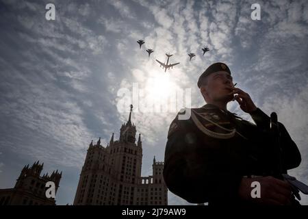 Mosca, Russia. 7th maggio 2022. Gli aerei da combattimento Sukhoi su-35S seguono un bombardiere strategico Tupolev Tu-95MS durante la prova di vestito della Piazza Rossa per il prossimo flypassato della Giornata della Vittoria ambientato per celebrare il 77th anniversario della vittoria sulla Germania nazista nella seconda Guerra Mondiale a Mosca, Russia. Nikolay Vinokurov/Alamy Live News Foto Stock