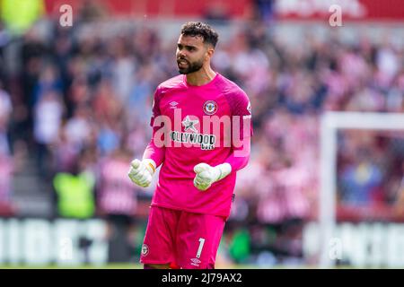 LONDRA, REGNO UNITO. MAGGIO 7th David Raya di Brentford festeggia dopo aver segnato durante la partita della Premier League tra Brentford e Southampton al Brentford Community Stadium di Brentford sabato 7th maggio 2022. (Credit: Federico Maranesi | MI News) Credit: MI News & Sport /Alamy Live News Foto Stock