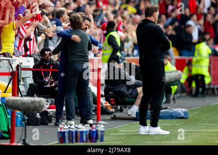 LONDRA, REGNO UNITO. MAGGIO 7th Thomas Frank di Brentford festeggia dopo aver segnato durante la partita della Premier League tra Brentford e Southampton al Brentford Community Stadium di Brentford sabato 7th maggio 2022. (Credit: Federico Maranesi | MI News) Credit: MI News & Sport /Alamy Live News Foto Stock