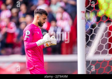 LONDRA, REGNO UNITO. MAGGIO 7th David Raya di Brentford festeggia dopo aver segnato durante la partita della Premier League tra Brentford e Southampton al Brentford Community Stadium di Brentford sabato 7th maggio 2022. (Credit: Federico Maranesi | MI News) Credit: MI News & Sport /Alamy Live News Foto Stock