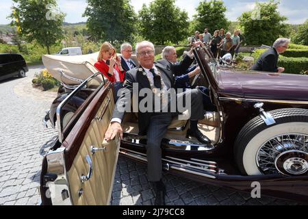 07 maggio 2022, Sassonia-Anhalt, Ballenstedt: Eduard Prince von Anhalt guida su un veicolo. Festeggia il suo 80th compleanno a Ballenstedt. Allo stesso tempo si è svolta l'investitura. Nell'ambito dello Investitur ogni anno vengono onorate le persone per le realizzazioni speciali dell'ordine di casa Askanischen "Albrecht l'orso". L'investitura avviene alla presenza di Eduardo Principe d'Anhalt. Foto: Mathias Bein/dpa-Zentralbild/ZB Foto Stock