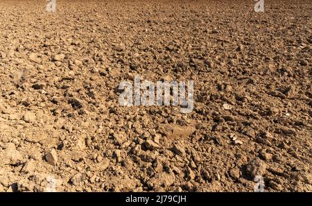 Terreno arato con grandi zolle, terreno arato asciutto. Texture ideale per lo sfondo Foto Stock