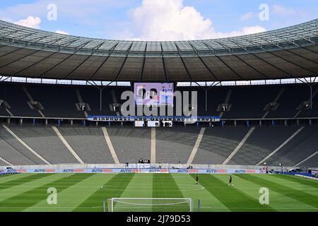 07 maggio 2022, Berlino: Calcio: Bundesliga, Hertha BSC - Magonza 05, Matchday 33, Olympiastadion. Un banner che legge 'Windhorst e Gegenbauer out' è stato appeso nella Ostkurve circa due ore prima dell'inizio del gioco. Foto: Soeren Stache/dpa - NOTA IMPORTANTE: In conformità con i requisiti della DFL Deutsche Fußball Liga e della DFB Deutscher Fußball-Bund, è vietato utilizzare o utilizzare fotografie scattate nello stadio e/o della partita sotto forma di immagini di sequenza e/o serie di foto video-simili. Foto Stock