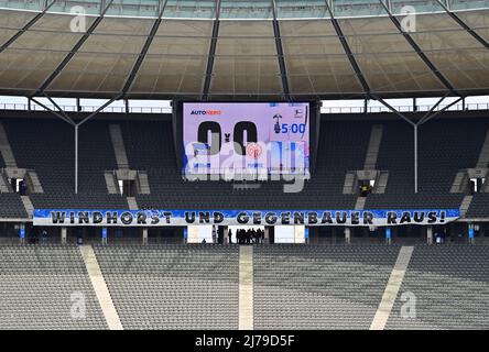 07 maggio 2022, Berlino: Calcio: Bundesliga, Hertha BSC - Magonza 05, Matchday 33, Olympiastadion. Un banner che legge 'Windhorst e Gegenbauer out' è stato appeso nella Ostkurve circa due ore prima dell'inizio del gioco. Foto: Soeren Stache/dpa - NOTA IMPORTANTE: In conformità con i requisiti della DFL Deutsche Fußball Liga e della DFB Deutscher Fußball-Bund, è vietato utilizzare o utilizzare fotografie scattate nello stadio e/o della partita sotto forma di immagini di sequenza e/o serie di foto video-simili. Foto Stock