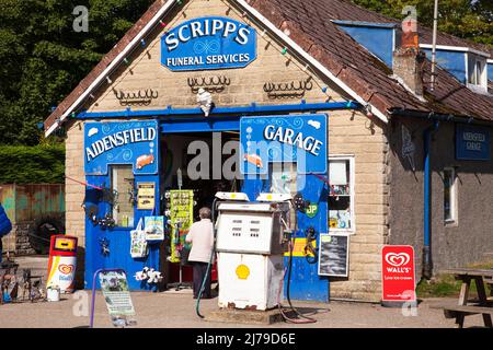 Scripps Garage nel villaggio immaginario di Aidensfield nella serie TV Heartbeat di ITV . Goathland, North Yorkshire, Inghilterra, Regno Unito Foto Stock