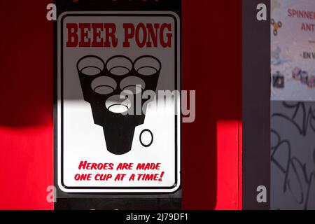 Parigi, Francia - 17 luglio 2017: Cartellonistica fuori da un bar di Parigi per attirare gli studenti americani nel quartiere latino. Il cartello dice Beer pong. Gli eroi sono fatti Foto Stock