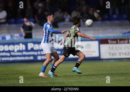 HARTLEPOOL, REGNO UNITO. MAGGIO 7th Luke Molyneux di Hartlepool United batte per il possesso con Noah Chilvers di Colchester durante la partita della Sky Bet League 2 tra Hartlepool United e Colchester United a Victoria Park, Hartlepool sabato 7th maggio 2022. (Credit: Mark Fletcher | MI News) Credit: MI News & Sport /Alamy Live News Foto Stock