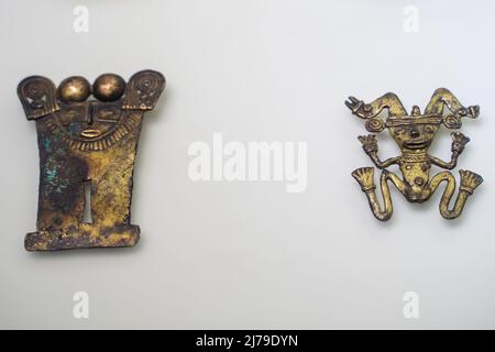 Antica Spilla Vittoriana In Oro 14 Carati Con Diamante Taglio Rosa Smeraldo E Rubino A Forma Di Farfalla Antica Spilla Vittoriana In Oro 14 Carati Con Diamante Taglio Rosa Smeraldo E Rubino A Forma Di Farfalla