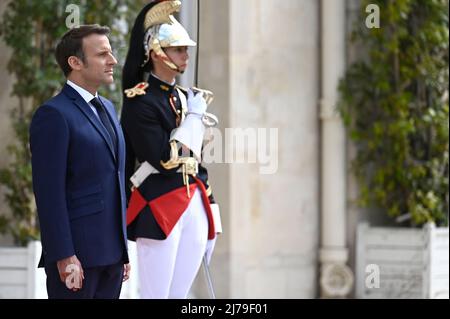 Parigi, Francia. 7th maggio 2022. Il presidente francese Emmanuel Macron esamina le truppe nei giardini del Palazzo Elysee dopo la cerimonia di investitura a Parigi, Francia, 7 maggio 2022. Credit: Xinhua/Alamy Live News Foto Stock