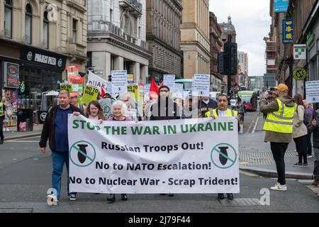 Glasgow, Scozia, Regno Unito. 7th maggio 2022. Gli attivisti anti-guerra marciano da Piazza Blythswood per le strade della città a un raduno in Piazza George per protestare contro l'invasione russa dell'Ucraina. La marcia è stata organizzata dalla Stop the War Coalition. Credit: SKULLY/Alamy Live News Foto Stock